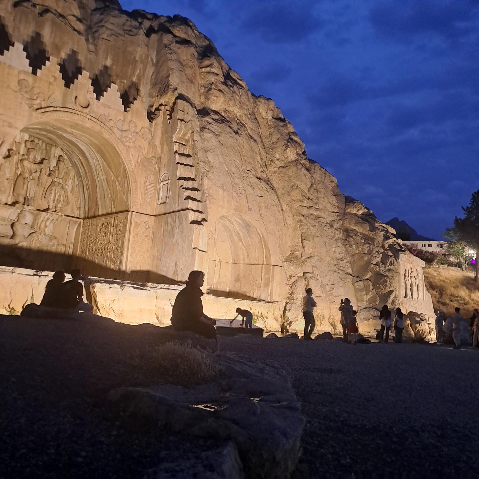 عکس کتیبه‌های سنگی طاق بستان