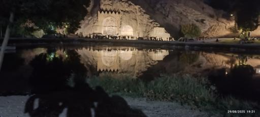 عکس کتیبه‌های سنگی طاق بستان