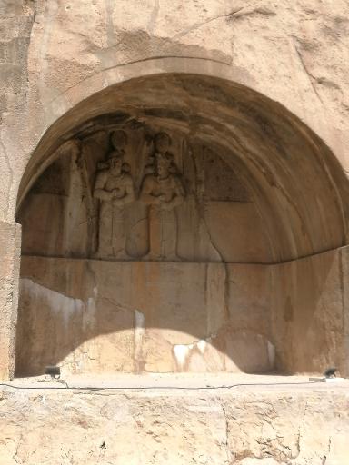 عکس کتیبه‌های سنگی طاق بستان