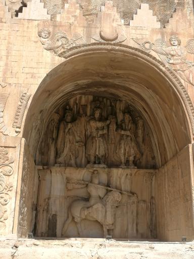 عکس کتیبه‌های سنگی طاق بستان