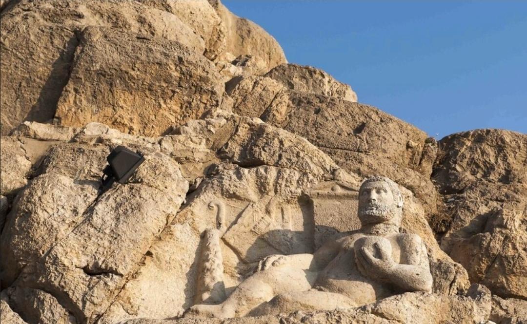 عکس کتیبه‌های سنگی طاق بستان