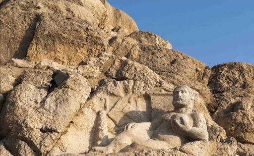 عکس کتیبه‌های سنگی طاق بستان