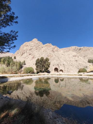 عکس کتیبه‌های سنگی طاق بستان