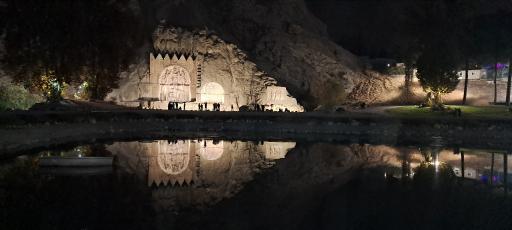 عکس کتیبه‌های سنگی طاق بستان