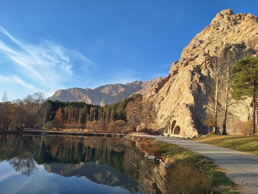 عکس کتیبه‌های سنگی طاق بستان