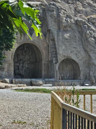 عکس کتیبه‌های سنگی طاق بستان