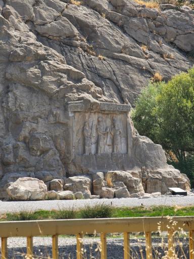 عکس کتیبه‌های سنگی طاق بستان