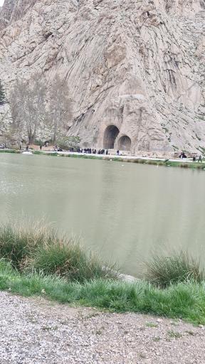 عکس کتیبه‌های سنگی طاق بستان