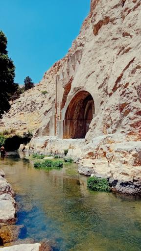 عکس کتیبه‌های سنگی طاق بستان