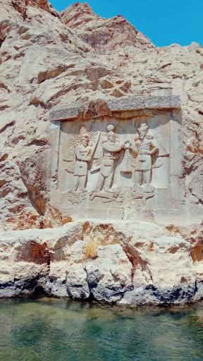 عکس کتیبه‌های سنگی طاق بستان