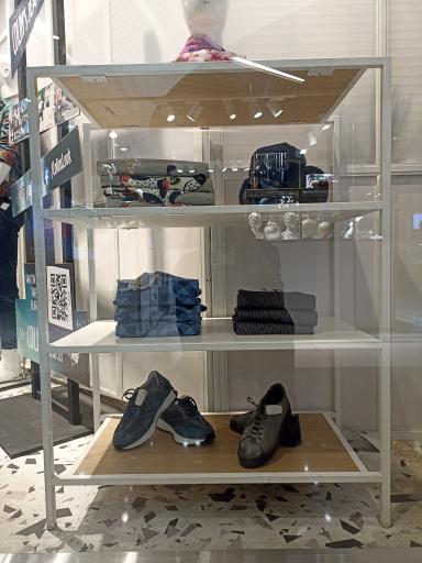 عکس فروشگاه Colin’s