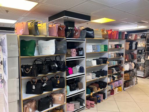 عکس فروشگاه کیف آرامیس