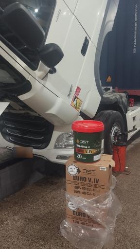 عکس تعویض روغن احمد 