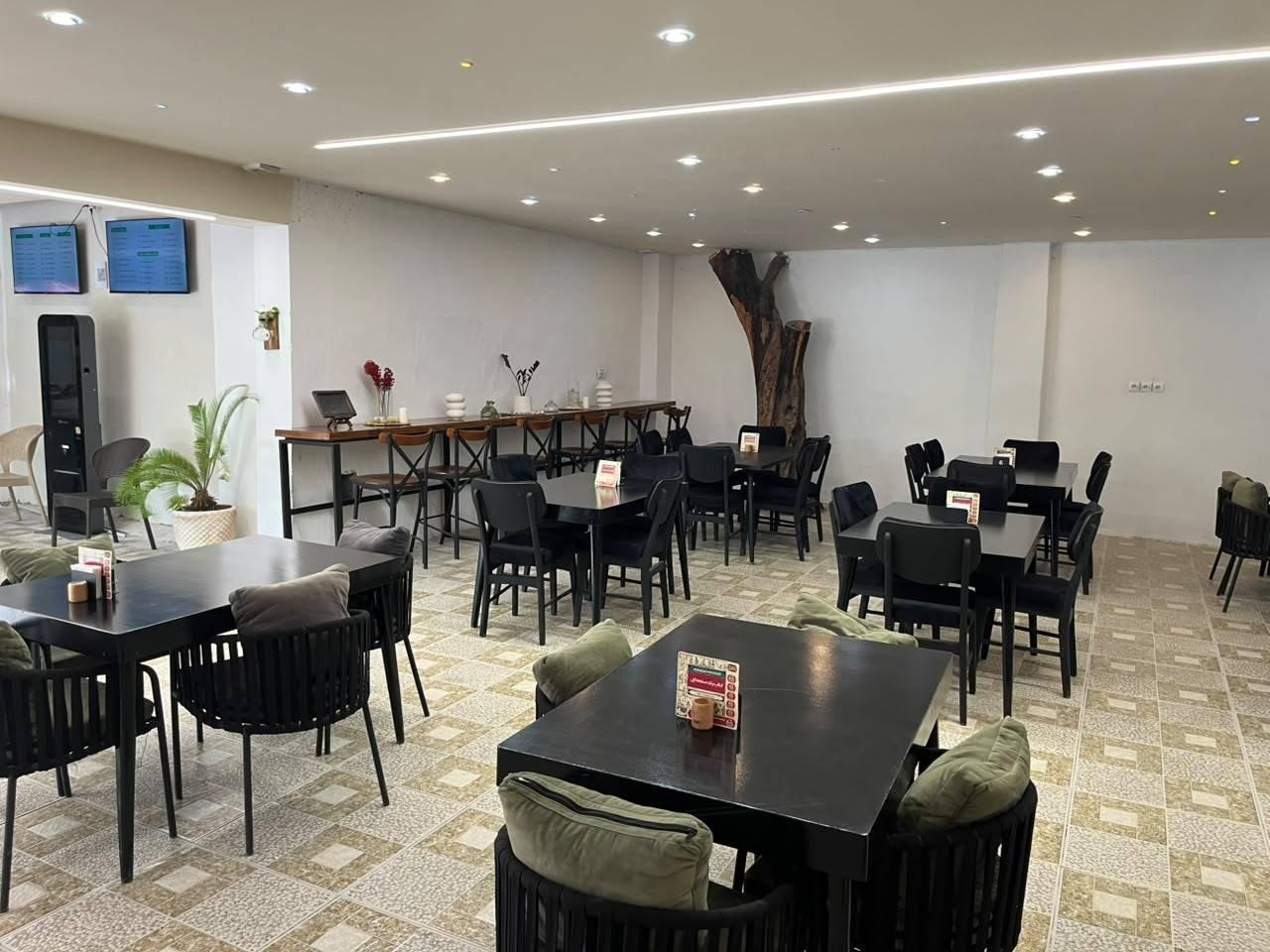 عکس باغ رستوران اعیان در شیراز