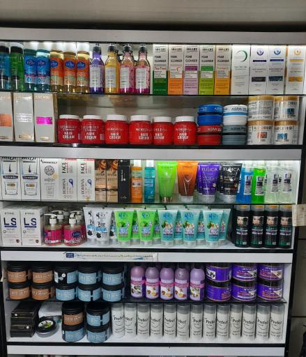 عکس فروشگاه آرایشی روژان