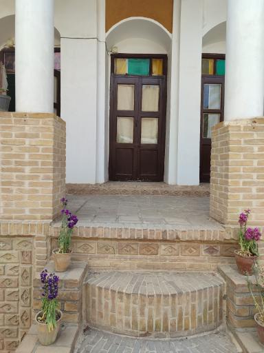 کافه و اقامتگاه هور