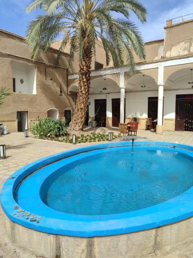 کافه و اقامتگاه هور