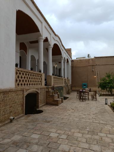 کافه و اقامتگاه هور