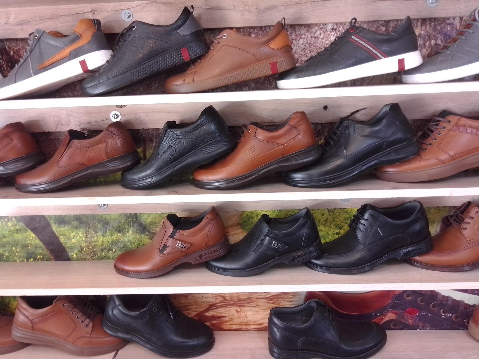 عکس تعمیرات کفش باچرخ