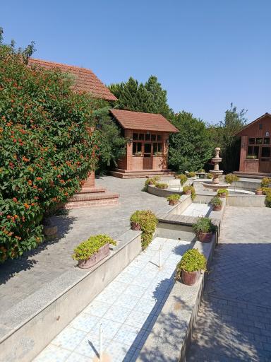 عکس باغ رستوران خوان