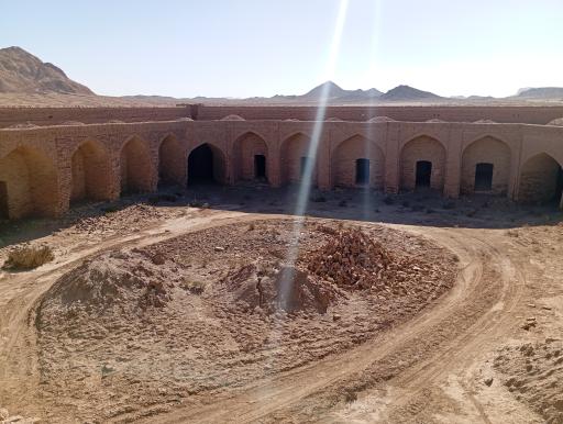 عکس کاروانسرا  پشت بادام