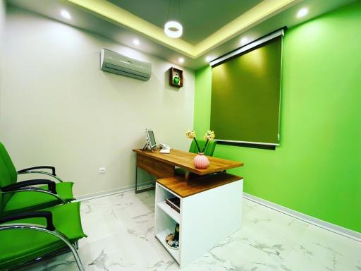 عکس دکتر مهرشاد موافق کلینیک نئودرم