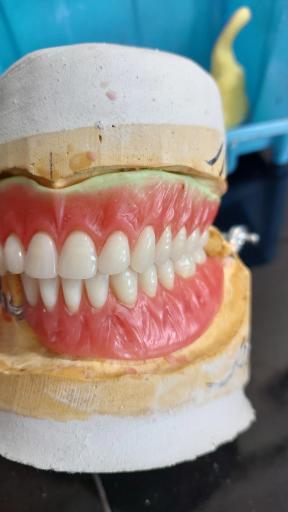 عکس لابراتوار دندانسازی گُلد دنتال