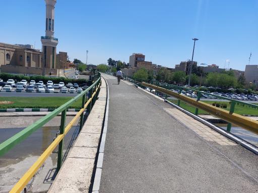 عکس پل عابر پیاده بر روی رودخانه (ریل راه آهن قدیمی)
