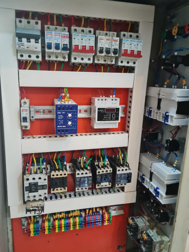 عکس سیم پیچی و برق صنعتی