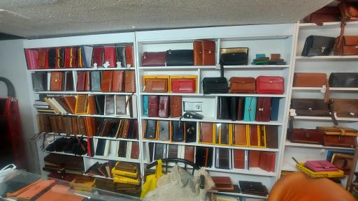 عکس فروشگاه کارن چرم