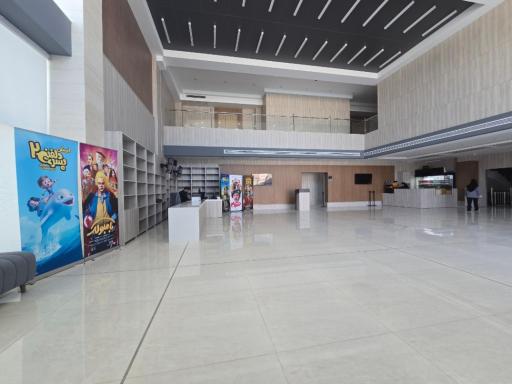 عکس پردیس سینمایی صدرا