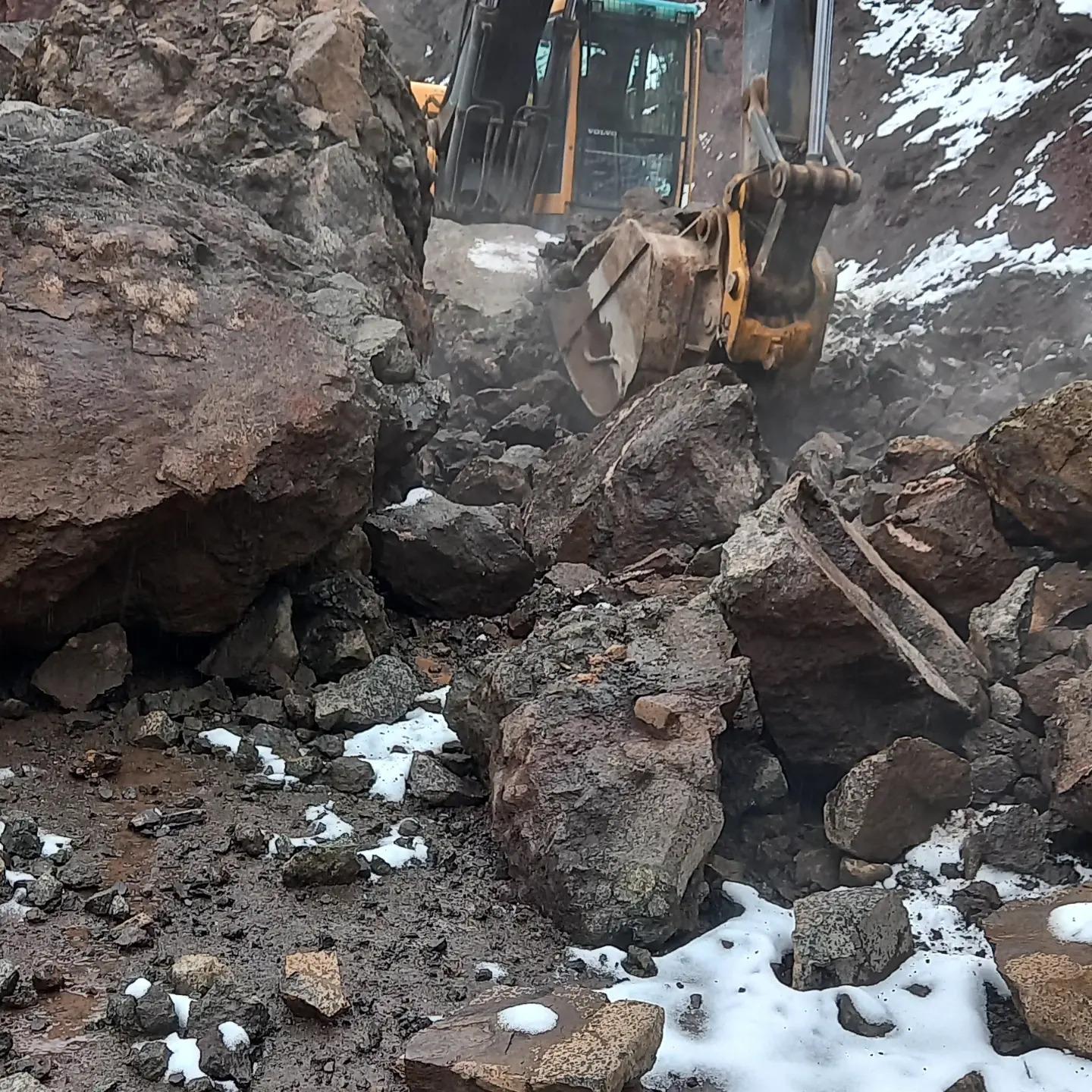 عکس دفتر پیمانکاری و ماشین آلات سنگین راهسازی افتخاری