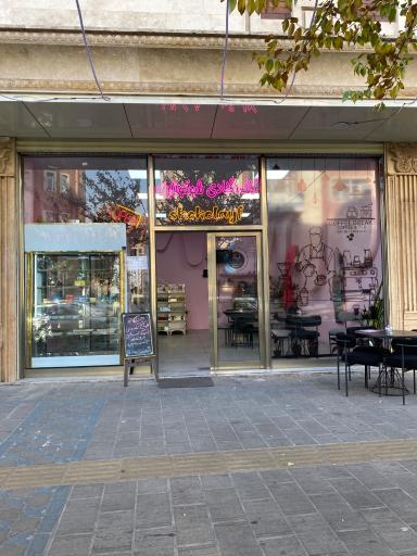 عکس کافه قنادی شوکولایف