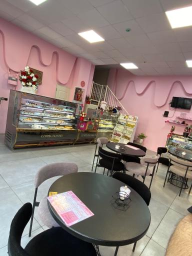 عکس کافه قنادی شوکولایف