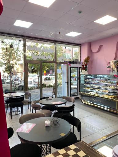 کافه قنادی شوکولایف