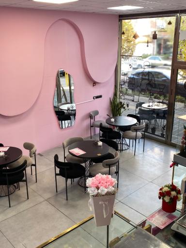 عکس کافه قنادی شوکولایف