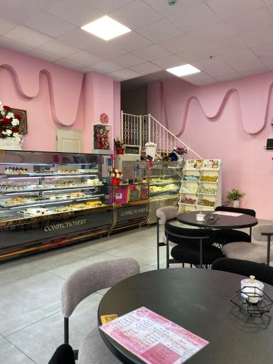 عکس کافه قنادی شوکولایف