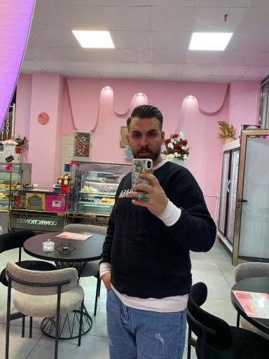 عکس کافه قنادی شوکولایف