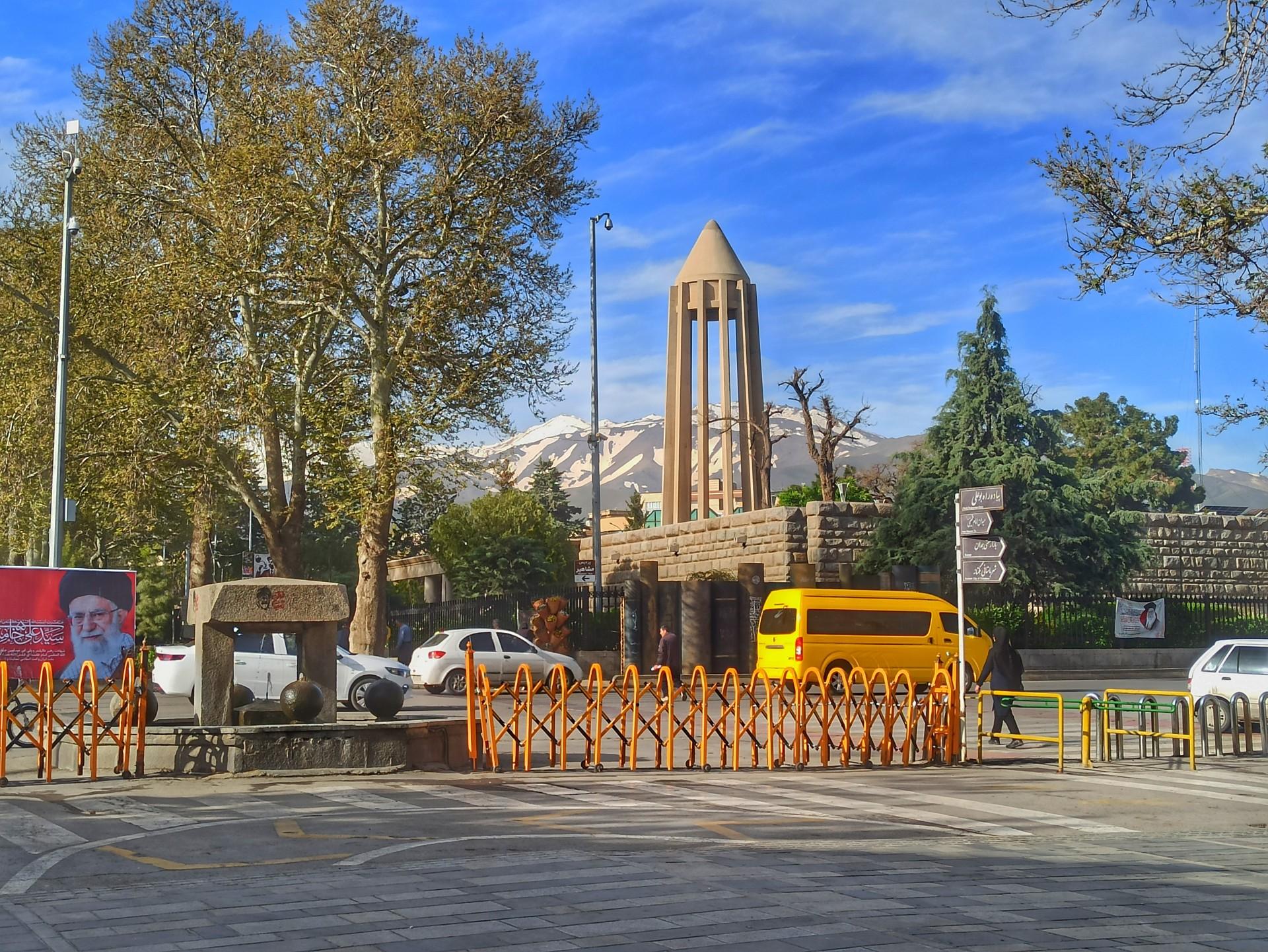 عکس آرامگاه بوعلی سینا