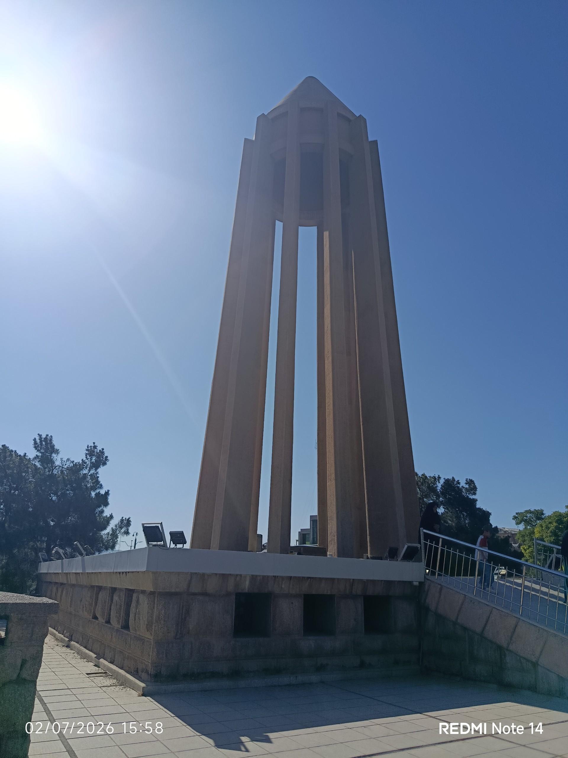 عکس آرامگاه بوعلی سینا