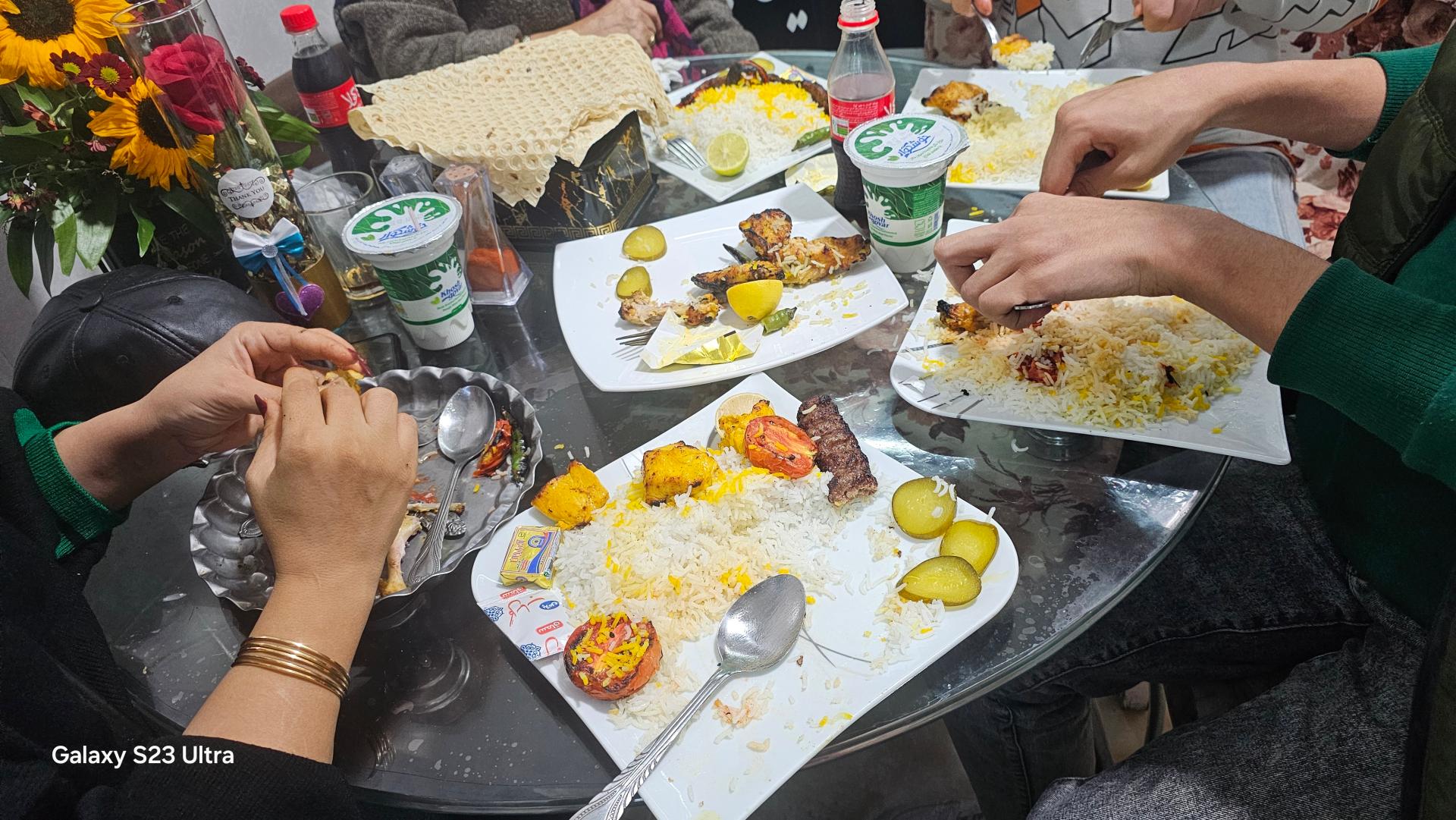 عکس تهیه غذای خانواده