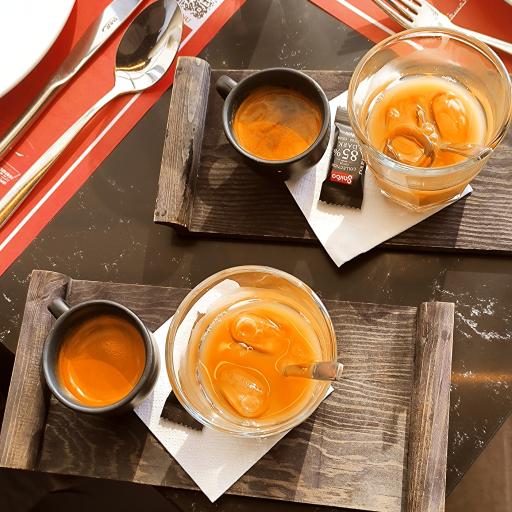 عکس کافه رستوران کف شیشه ای بام رویایی پدیده