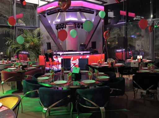 عکس کافه رستوران کف شیشه ای بام رویایی پدیده