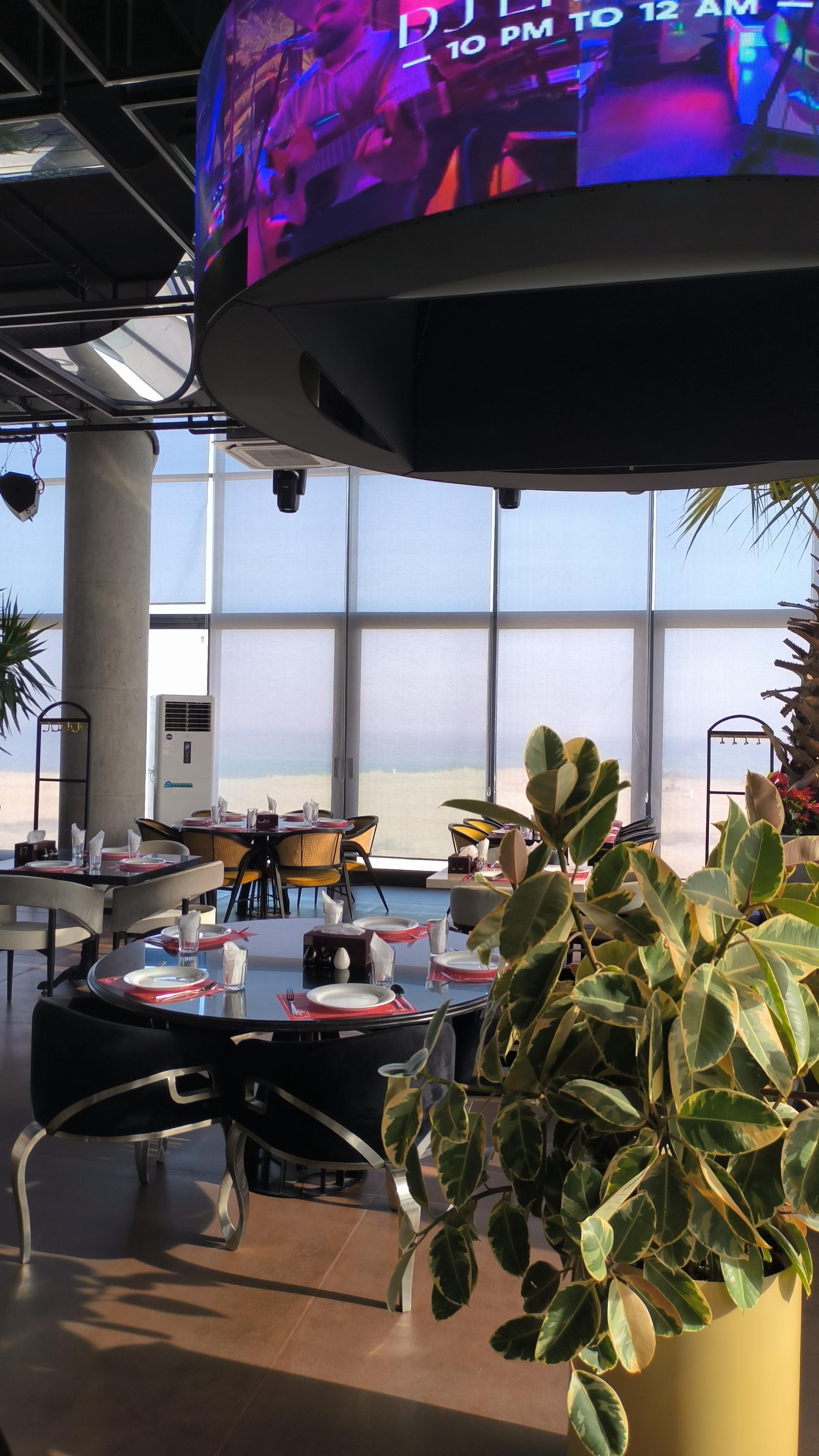 عکس کافه رستوران کف شیشه ای بام رویایی پدیده