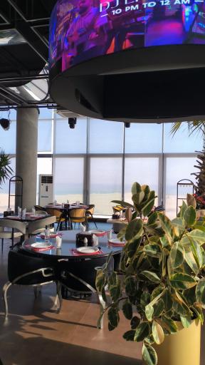 عکس کافه رستوران کف شیشه ای بام رویایی پدیده