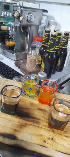 کافه صبحانه عمو حمید و بانو