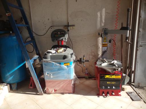 عکس تعویض روغن و پنچرگیری لارستان