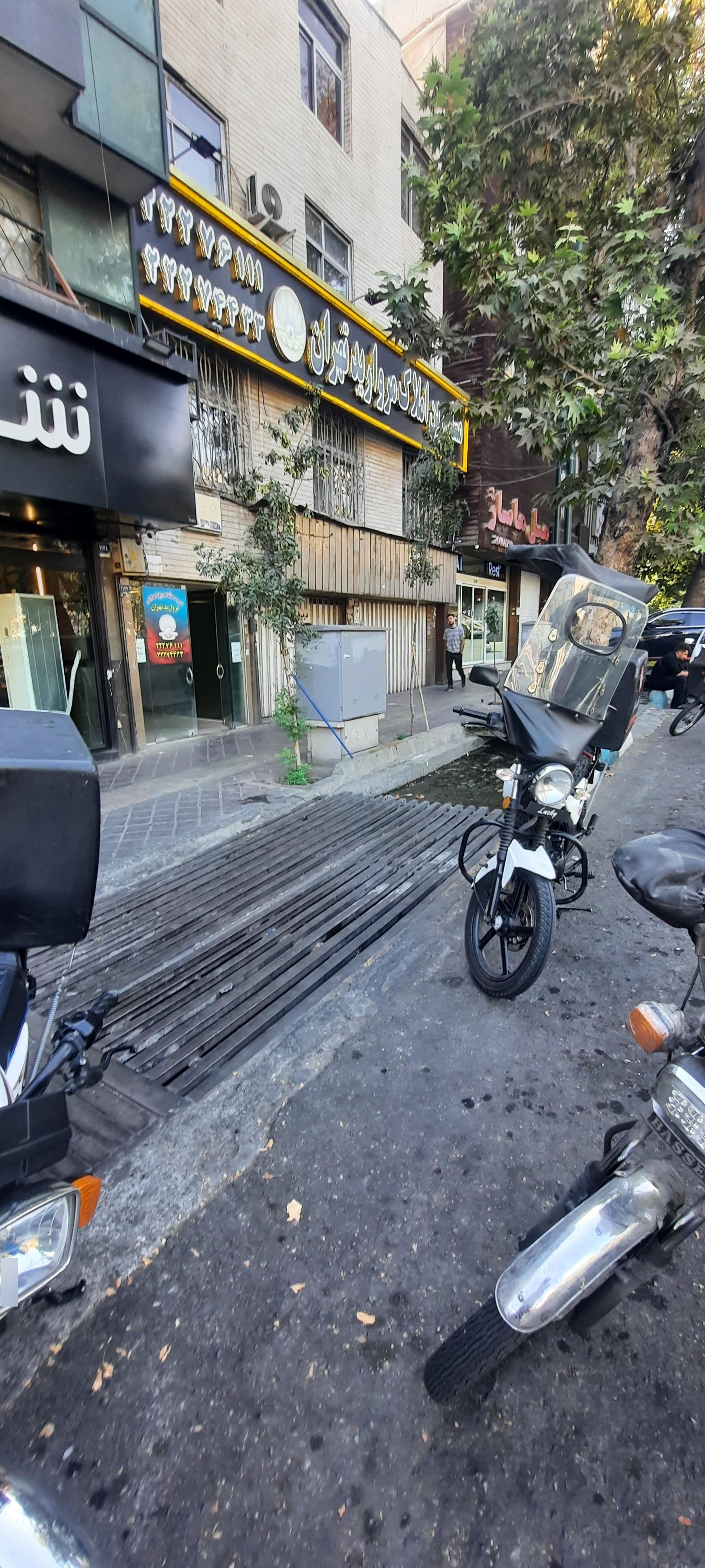 عکس مشاورین املاک مروارید تهران