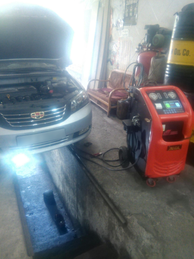 عکس خدمات خودرویی و تعویض روغن ناصر