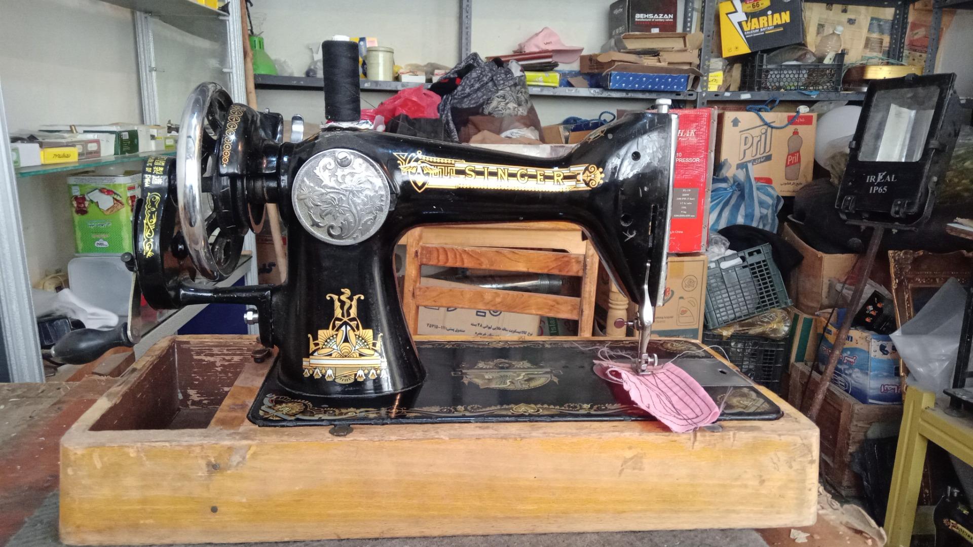 عکس تعمیر چرخ خیاطی صابری